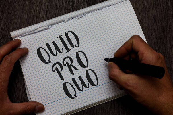 Kirjoitan viestiä, jossa näkyy Quid Pro Quo. Business valokuva esittelee Palvelus tai etu myönnetty tai odotettavissa vastineeksi jotain Mies käsi tilalla tussi kommunikoida ideoita heijastukset neliön paperi
. - Valokuva, kuva