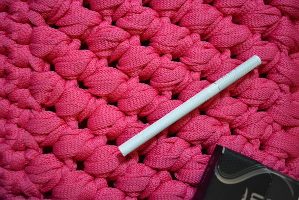 Biały cienki papieros z filtrem X i opakowaniem na różowym tle. - Zdjęcie, obraz