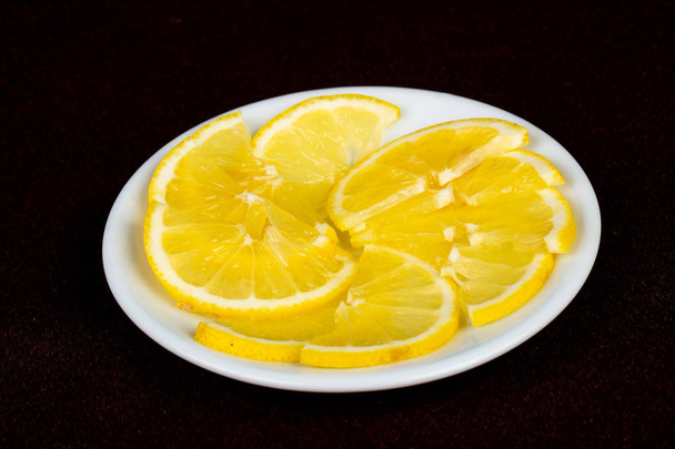 Нарезанная лимонная закуска в тарелке - Фото, изображение