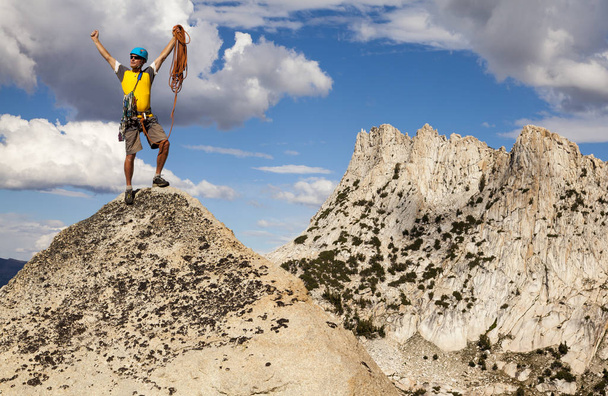 Αρσενικό ορειβάτης γιορτάζει για τη σύνοδο κορυφής. - Φωτογραφία, εικόνα