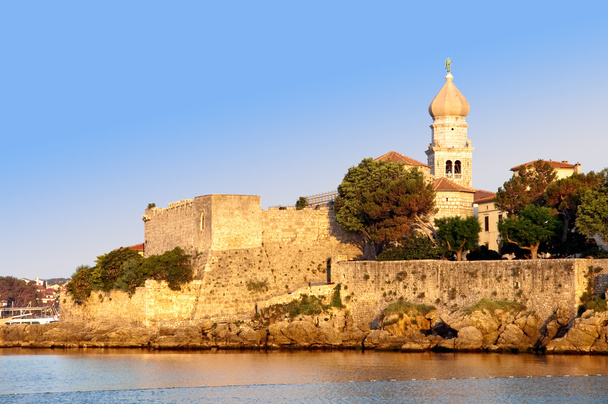 Belfry e muralhas da cidade velha junto ao mar em Krk - Croácia
 - Foto, Imagem