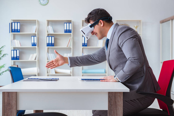 Empresario con gafas de realidad virtual en la oficina - Foto, imagen