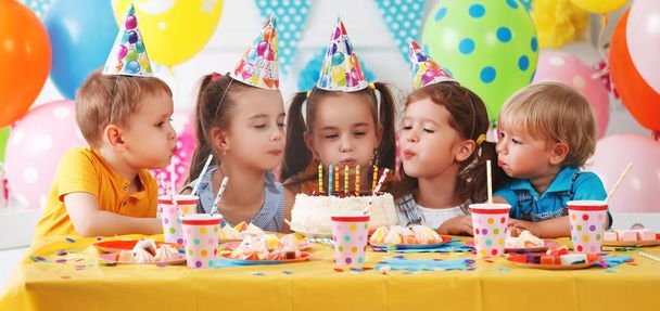 τα γενέθλια των παιδιών. ευτυχής παιδιά με κέικ και ballon - Φωτογραφία, εικόνα