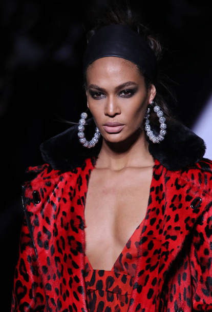 NEW YORK, NY - FEBRUARY 08: Model Joan Smalls walks the runway at the Tom Ford Womenswear FW18 Collection at Park Avenue Armory on February 8, 2018 in New York City.  - Фото, изображение