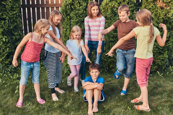 Gruppe fröhlicher kleiner Freunde amüsiert sich im Hinterhof. - Foto, Bild
