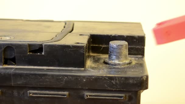 closeup ruky plug auto baterie nabíječka červenou svorku akumulátor plus - Záběry, video
