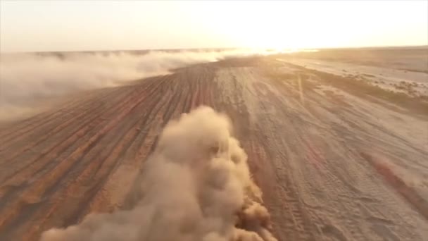Veículo militar armado que atravessa o deserto
 - Filmagem, Vídeo