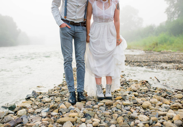 Прекрасные жених и невеста. Просто веселились. свадебные туфли для свадьбы. невеста и жених в горах, красивая природа, пейзаж, туман
 - Фото, изображение