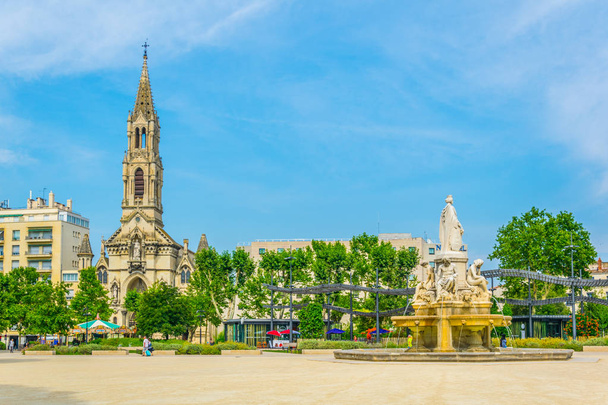 Церковь Святого Перпету и фонтан Pradier в Нимсе, Франк
 - Фото, изображение