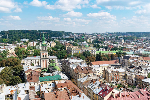 Lviv, Ukrajna - 2018. augusztus 23.: Tereptárgyak a központ Lviv - Ukrajna nyugati részén, a régi város. Nézd meg a városháza-torony. - Fotó, kép