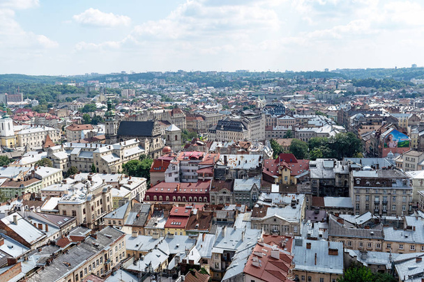 Lviv, Ucrânia - 23 de agosto de 2018: Marcos no centro de Lviv - cidade velha na parte ocidental da Ucrânia. Vista da Torre da Câmara Municipal
. - Foto, Imagem