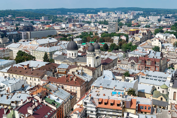 Lviv, Ukraine - 23 août 2018 : Repères dans le centre de Lviv - vieille ville dans la partie occidentale de l'Ukraine. Vue depuis la tour de l'hôtel de ville
. - Photo, image