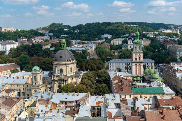 Lviv, Oekraïne - augustus 23, 2018: Bezienswaardigheden in het centrum van Lviv - oude stad in het westen van Oekraïne. Uitzicht vanaf de toren van City Hall. - Foto, afbeelding