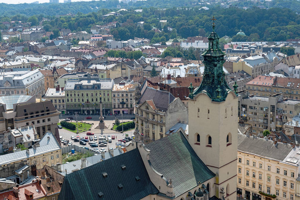 Lviv, Ukrayna - 23 Ağustos 2018: Lviv - Ukrayna batı kesiminde eski şehir merkezi simge yapılar. City Hall Tower görünümünden. - Fotoğraf, Görsel