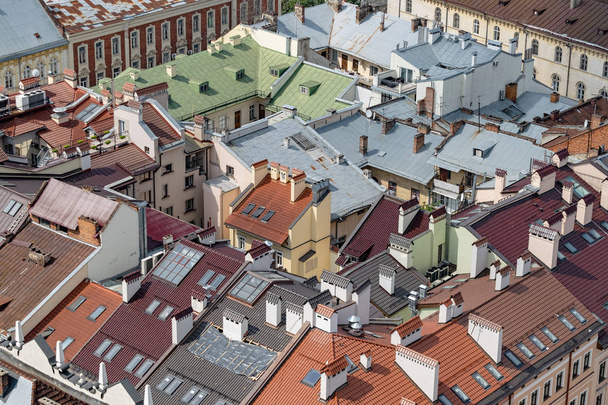 Lviv, Ucrânia - 23 de agosto de 2018: Marcos no centro de Lviv - cidade velha na parte ocidental da Ucrânia. Vista da Torre da Câmara Municipal
. - Foto, Imagem