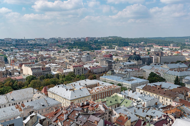 Lviv, Ucrania - 23 de agosto de 2018: Lugares de interés en el centro de Lviv - ciudad vieja en la parte occidental de Ucrania. Vista desde la Torre del Ayuntamiento
. - Foto, Imagen