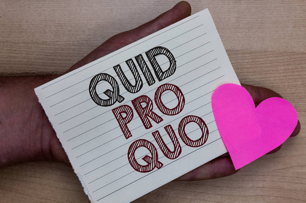 Program Word pisanie tekstu Qui Pro Quo. Koncepcja biznesowa na korzyść lub korzyści przyznane lub oczekuje w zamian coś człowiek trzyma kawałek notebook papier serca romantyczne pomysły uczucia wiadomości. - Zdjęcie, obraz