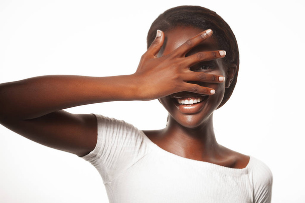 életmód és az emberek koncepció: fiatal afrikai nő, nevetve a szeme zárva - Fotó, kép