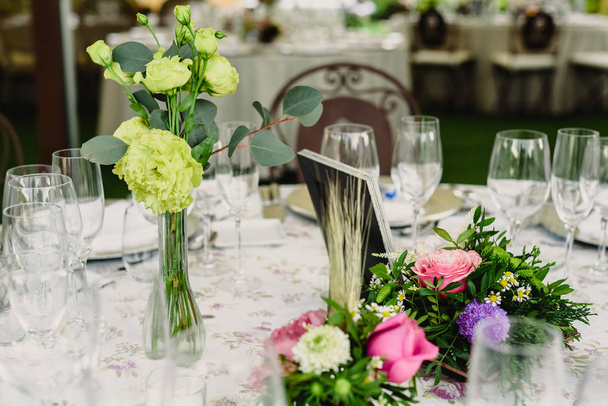 Decoración de los centros de mesa de una boda con los cubiertos y detalles vintage
. - Foto, imagen