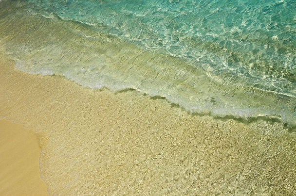 Sininen vesi aaltoilee lähellä rantaa 1
 - Valokuva, kuva