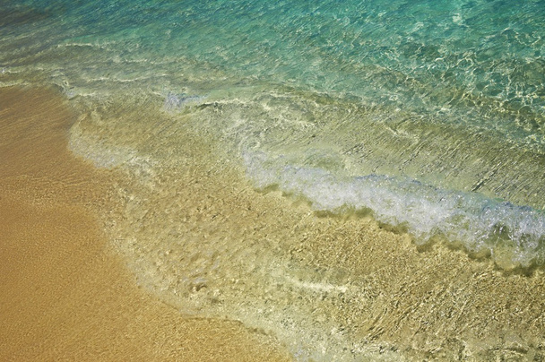 Le increspature d'acqua azzurre vicino a una riva 3
 - Foto, immagini