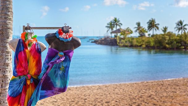 Coloridos sarongs en exhibición en los mercados de la playa
 - Foto, Imagen
