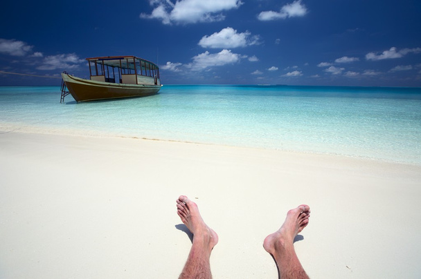 zeeman heeft een rust op een strand - Foto, afbeelding