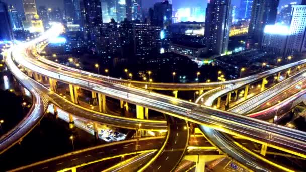Upływ czasu zajęty ruchu miejskim z smugi światła szlak w nocy, Szanghaj. - Materiał filmowy, wideo