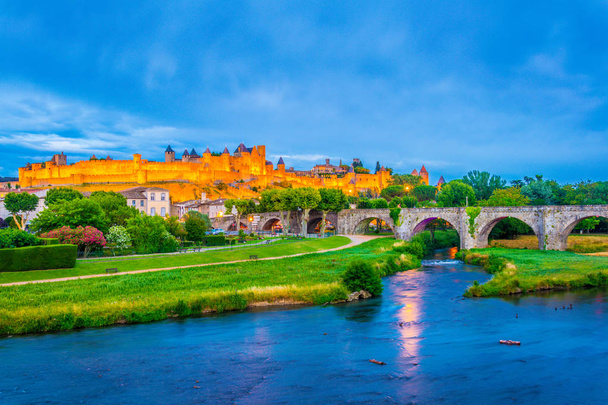 Coucher de soleil sur la vieille ville de Carcassonne et pont vieux en France
 - Photo, image