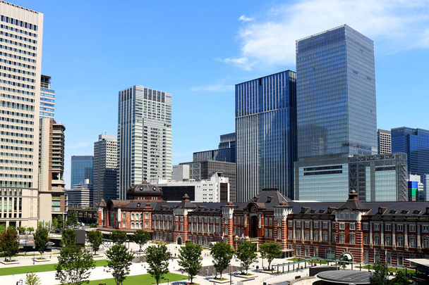Klasszikus Tokió állomás téglából és új sokemeletes épület - Fotó, kép