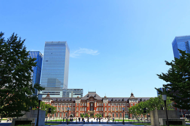 古典的な東京駅レンガと新しい高層ビルの - 写真・画像