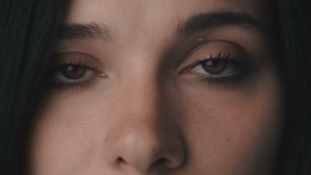 Beauty Macro Close-up Brown womans eyes blinking - Felvétel, videó