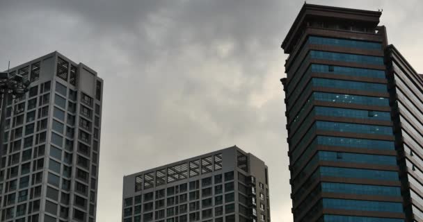 4k Altocumulus Wolken über cbd Hochhaus & Wolkenkratzer in der Stadt. - Filmmaterial, Video