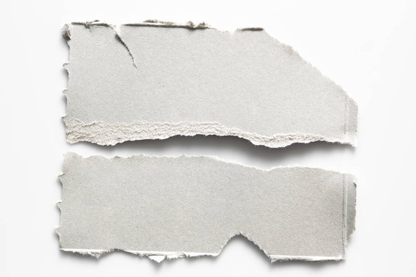 Papel de textura ondulada marrom rasgado sobre fundo branco. rasgar da folha de papelão usada como fundo
 . - Foto, Imagem