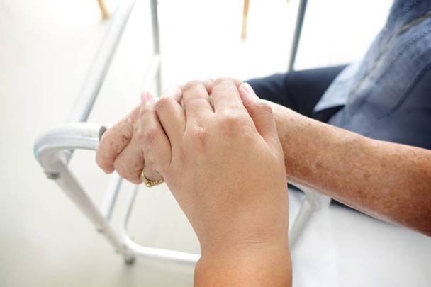  τα χέρια, κρατώντας το χέρι του ασθενούς για την ενθάρρυνση και την ενσυναίσθηση. - Φωτογραφία, εικόνα
