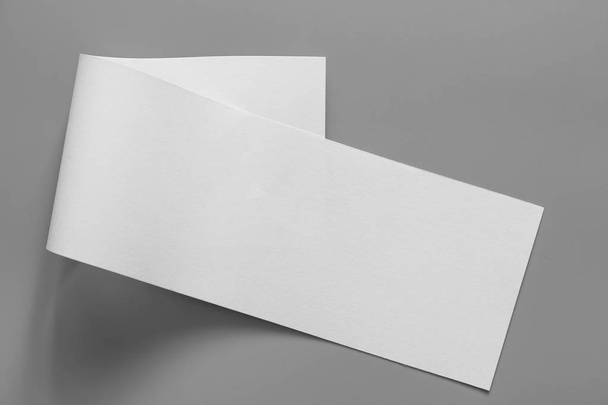 Lege portret mock-up papier. brochure tijdschrift geïsoleerd op grijze, veranderlijk achtergrond / Witboek geïsoleerd op grijs - Foto, afbeelding