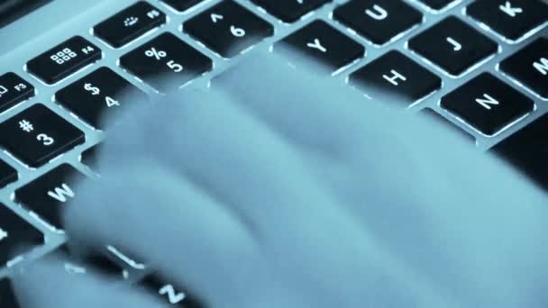 Laptop wpisując klawiatury, Operator komputera literat, niebieski tech stylu. - Materiał filmowy, wideo
