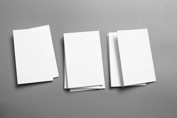 Порожній портретний макет паперу. брошура магазину ізольована на сірому, змінному фоні / білому папері ізольована на сірому
 - Фото, зображення