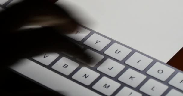 4k Finger operando toque digitando e-mail no touchscreen pad, teclado virtual
. - Filmagem, Vídeo