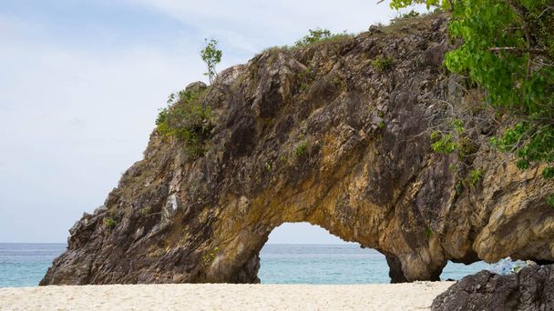 Невеликий rocky arch розташований на Ko Khai пляжі, Тарутао Національний парк, Таїланд - Фото, зображення