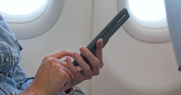 Uçakta cep telefonu kullanan kadın - Fotoğraf, Görsel