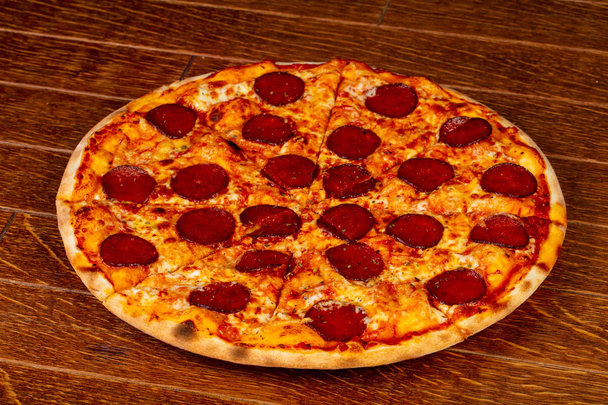 Pizza italienische pepperoni über hölzernen Backgorund - Foto, Bild