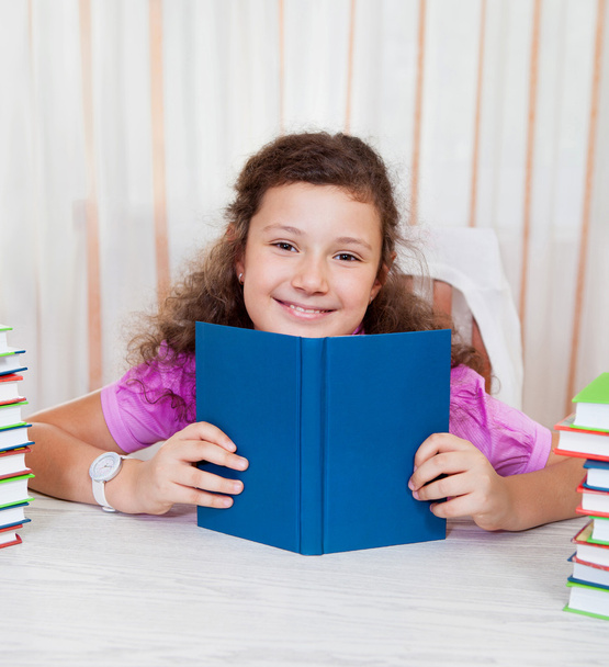 κοριτσάκι με σωρούς από βιβλία - Φωτογραφία, εικόνα