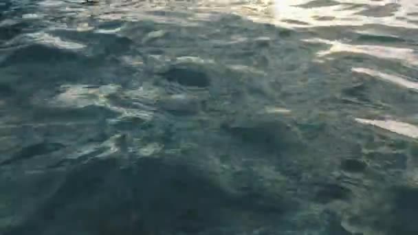 Нахилитися від океанської води до яхти і неба під час заходу сонця
 - Кадри, відео