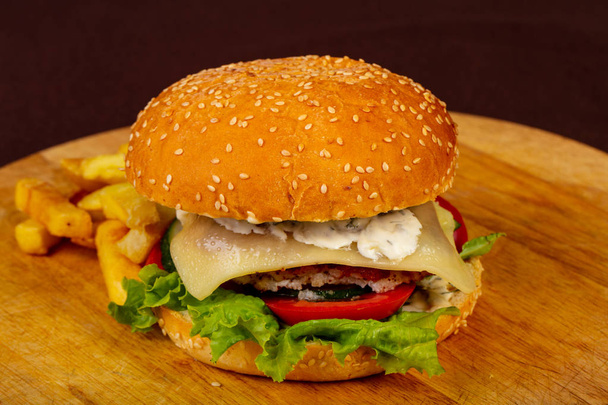 Smaczny, domowy burger z ziemniaków - Zdjęcie, obraz