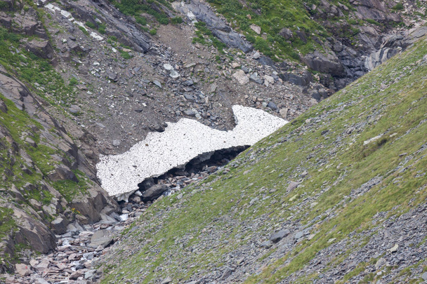Piccolo ghiacciaio a monte della diga del Barbellino, bacino artificiale situato sopra Valbondione, in alta Valle Seriana, sulle Prealpi Orobie Bergamasche.  - Φωτογραφία, εικόνα