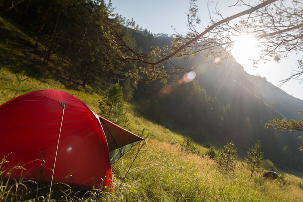 Töredék egy mező sátrat a pályán, Oroszország. Piros sátor, egy napsütéses reggelen a hegyekben, Oroszország - Fotó, kép