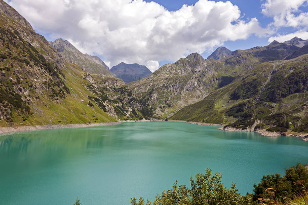 Il Lago del Barbellino, bacino artificiale situato sopra Valbondione, στην alta Valle Seriana, sulle Prealpi Orobie Bergamasche. - Φωτογραφία, εικόνα