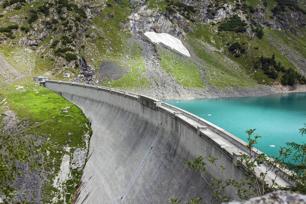 La diga del Barbellino, bacino artificiale situato sopra Valbondione, στην alta Valle Seriana, sulle Prealpi Orobie Bergamasche.  - Φωτογραφία, εικόνα