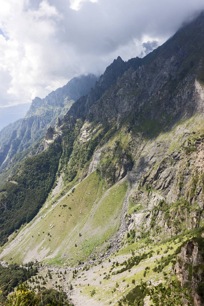 Una veduta delle montagne sopra Valbondione, στην alta Valle Seriana, sulle Prealpi Orobie Bergamasche.  - Φωτογραφία, εικόνα